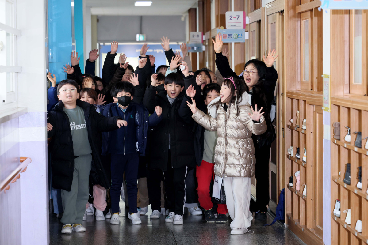 ▲24일 서울 동대문구 안평초에서 2학년 어린이들이 겨울방학식을 마치고 하교하고 있다. 신태현 기자 holjjak@