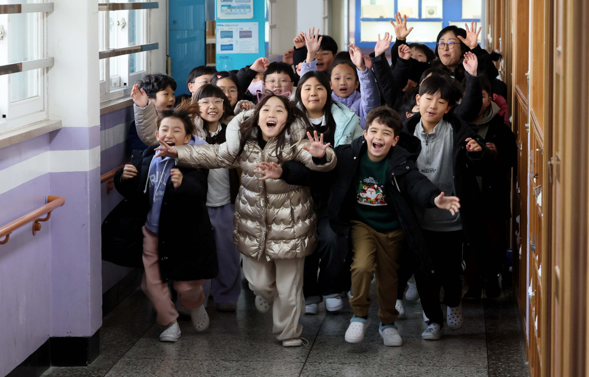 ▲24일 서울 동대문구 안평초에서 2학년 어린이들이 겨울방학식을 마치고 하교하고 있다. 신태현 기자 holjjak@