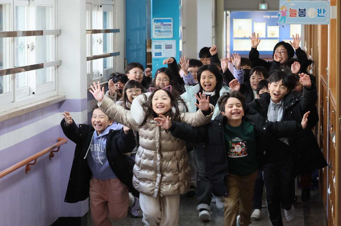 ▲24일 서울 동대문구 안평초에서 2학년 어린이들이 겨울방학식을 마치고 하교하고 있다. 신태현 기자 holjjak@