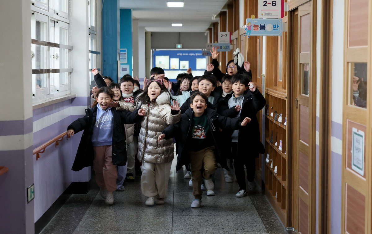 ▲24일 서울 동대문구 안평초에서 2학년 어린이들이 겨울방학식을 마치고 하교하고 있다. 신태현 기자 holjjak@