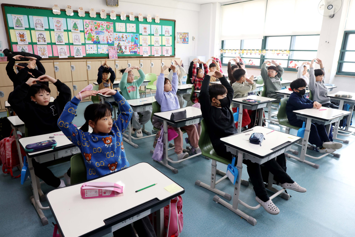 ▲24일 서울 동대문구 안평초에서 열린 겨울방학식에서 2학년 어린이들이 안전교육 수업을 받고 있다. 신태현 기자 holjjak@