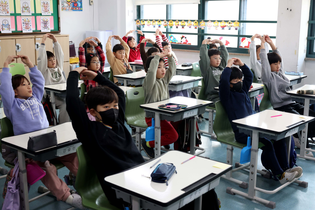 ▲24일 서울 동대문구 안평초에서 열린 겨울방학식에서 2학년 어린이들이 안전교육 수업을 받고 있다. 신태현 기자 holjjak@