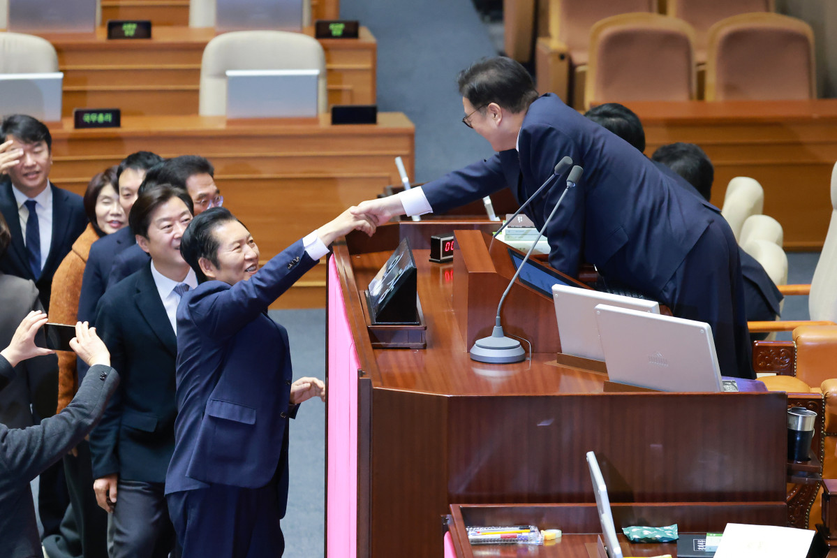 ▲더불어민주당 정청래 대표가 24일 국회에서 열린 12월 임시국회 본회의에서 전날 상정된 허위조작근절법에 대한 무제한 토론(필리버스터) 종결을 위한 투표를 마친 뒤 우원식 국회의장과 악수하고 있다. 2025.12.24 (연합뉴스)