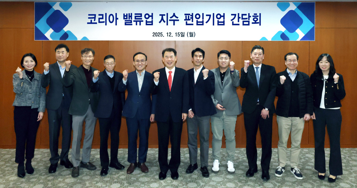 ▲15일 한국거래소에서 진행된 코리아 밸류업 지수 편입기업 간담회에서 정은보 이사장(가운데)과 참석자들이 기념사진을 찍고 있다.  (사진제공=한국거래소)