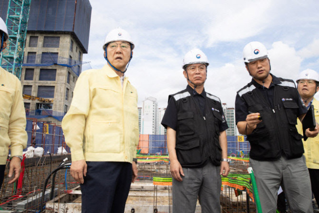 ▲김윤덕 국토교통부 장관(왼쪽)과 김영훈 고용노동부 장관이 지난 9월 서울 용산구 소재 청년주택 신축 공사 현장을 찾아 불법하도급 합동 점검을 실시하고 있다. (사진제공=국토교통부)