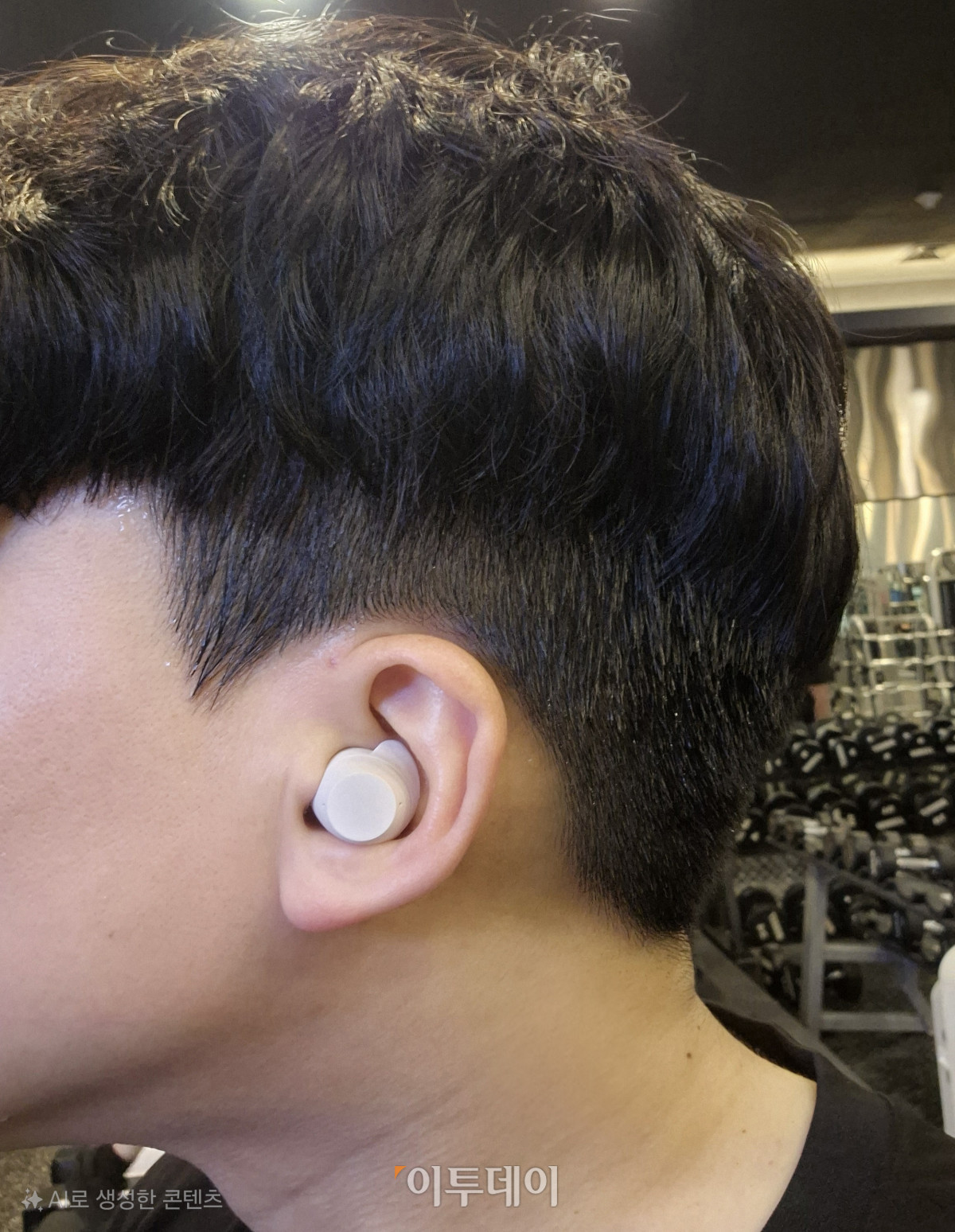 ▲'LG 엑스붐 버즈 플러스' 착용 모습 (박민웅 기자 pmw7001@)