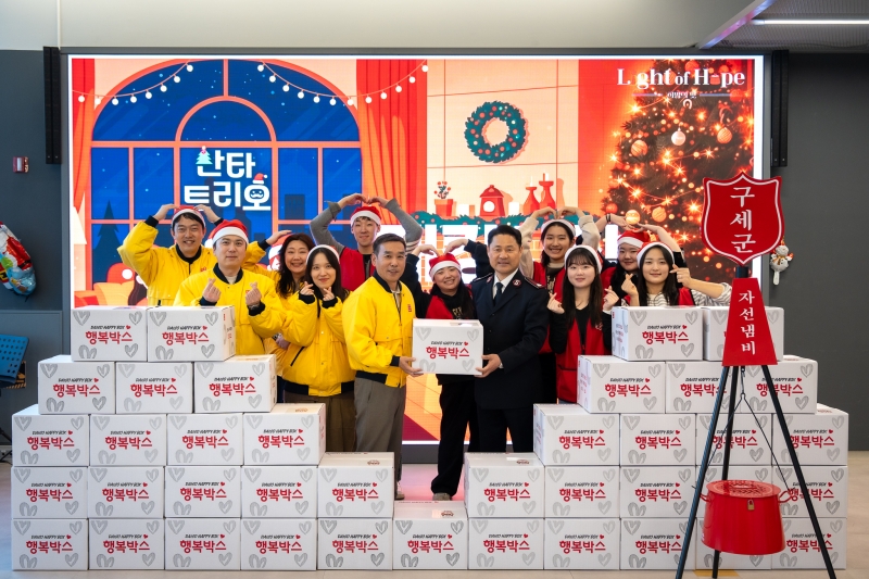 ▲아성다이소가  23일 구세군 자선냄비 모금 봉사 활동을 마치고 아성다이소 임직원과 구세군 임직원이 기념 촬영을 하고 있다. (사진제공=아성다이소)