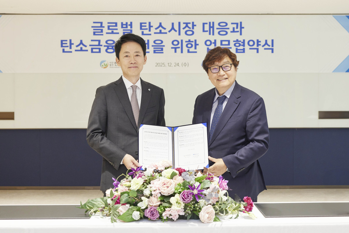 ▲(사진 왼쪽부터)김태형 IBK기업은행 경영전략그룹장과 전의찬 한국기후환경원 원장이 24일 서울 을지로 기업은행 본점에서 협약식을 마치고 기념촬영을 하고 있다. (사진제공=IBK기업은행)