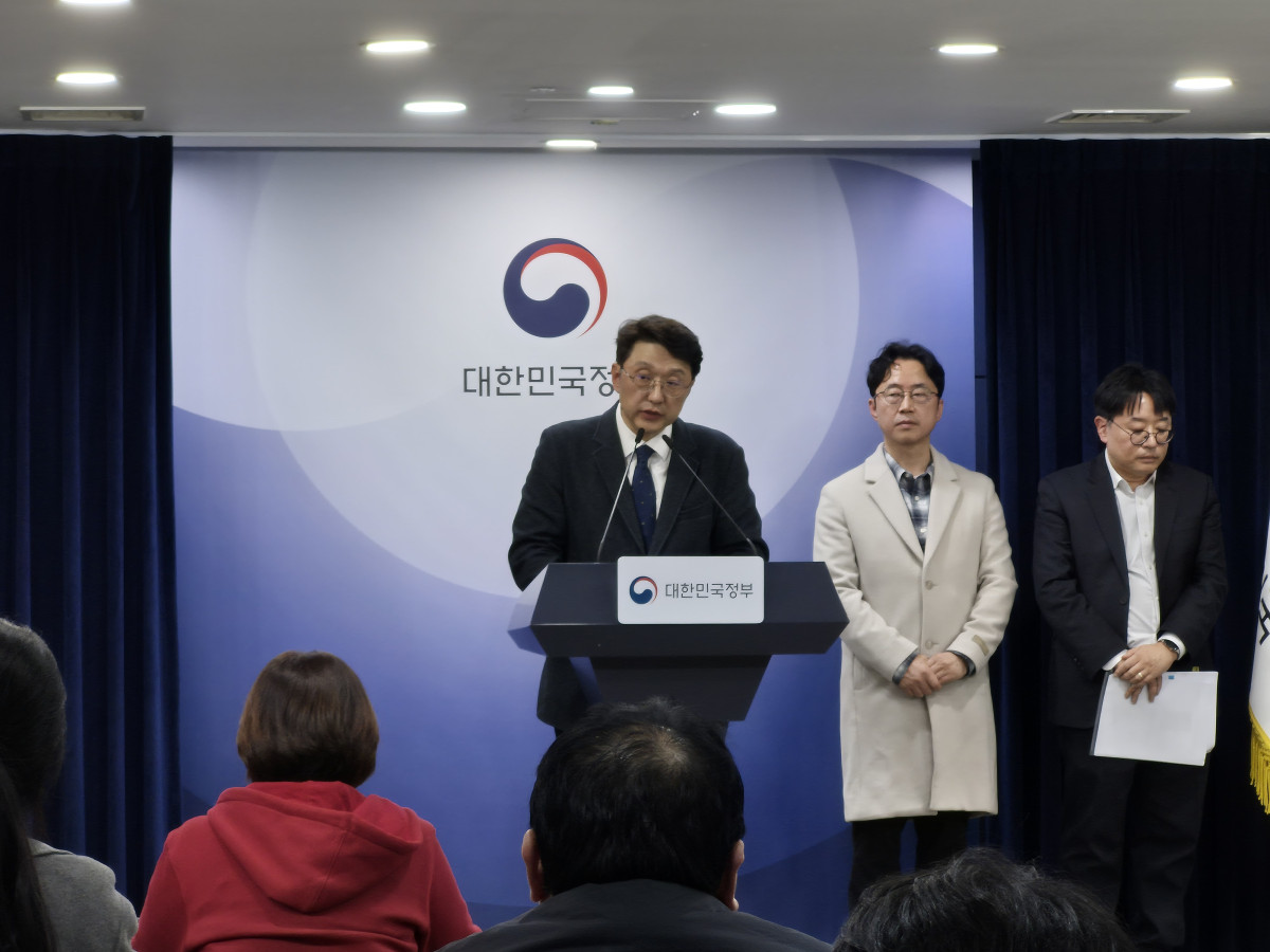 ▲최우혁 과기정통부 네트워크정책실장이 24일 서울 종로구 정부세종청사에서 '휴대전화 개통시 안면인증' 관련 브리핑을 하고 있다. (김연진 기자 yeonjin@)