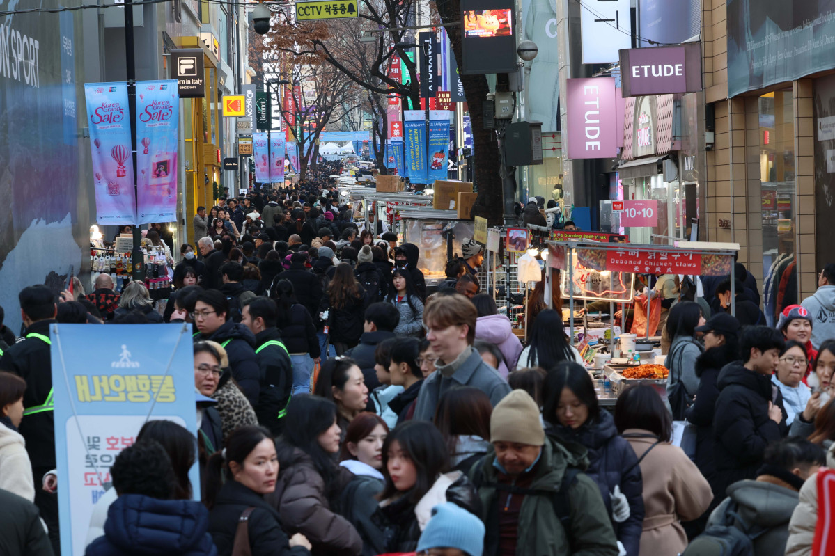 ▲크리스마스를 하루 앞둔 24일 서울 중구 명동 거리가 시민과 외국인 관광객들로 붐비고 있다. 신태현 기자 holjjak@