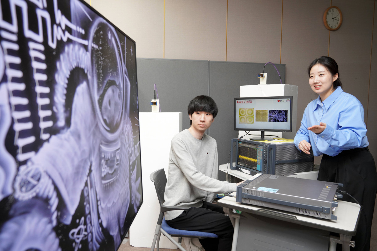 ▲LG유플러스는 포항공과대학교(POSTECH) 홍원빈 교수 연구팀과 함께 무전력 분산형 지능형 표면(RIS)과 AI를 활용한 차세대 실내 커버리지 확장 기술을 실증했다고 25일 밝혔다. 사진은 연구원들이 액자 형태의 분산형 RIS에 전파를 발사하고 통신품질을 측정하는 모습. (사진제공=LG유플러스)