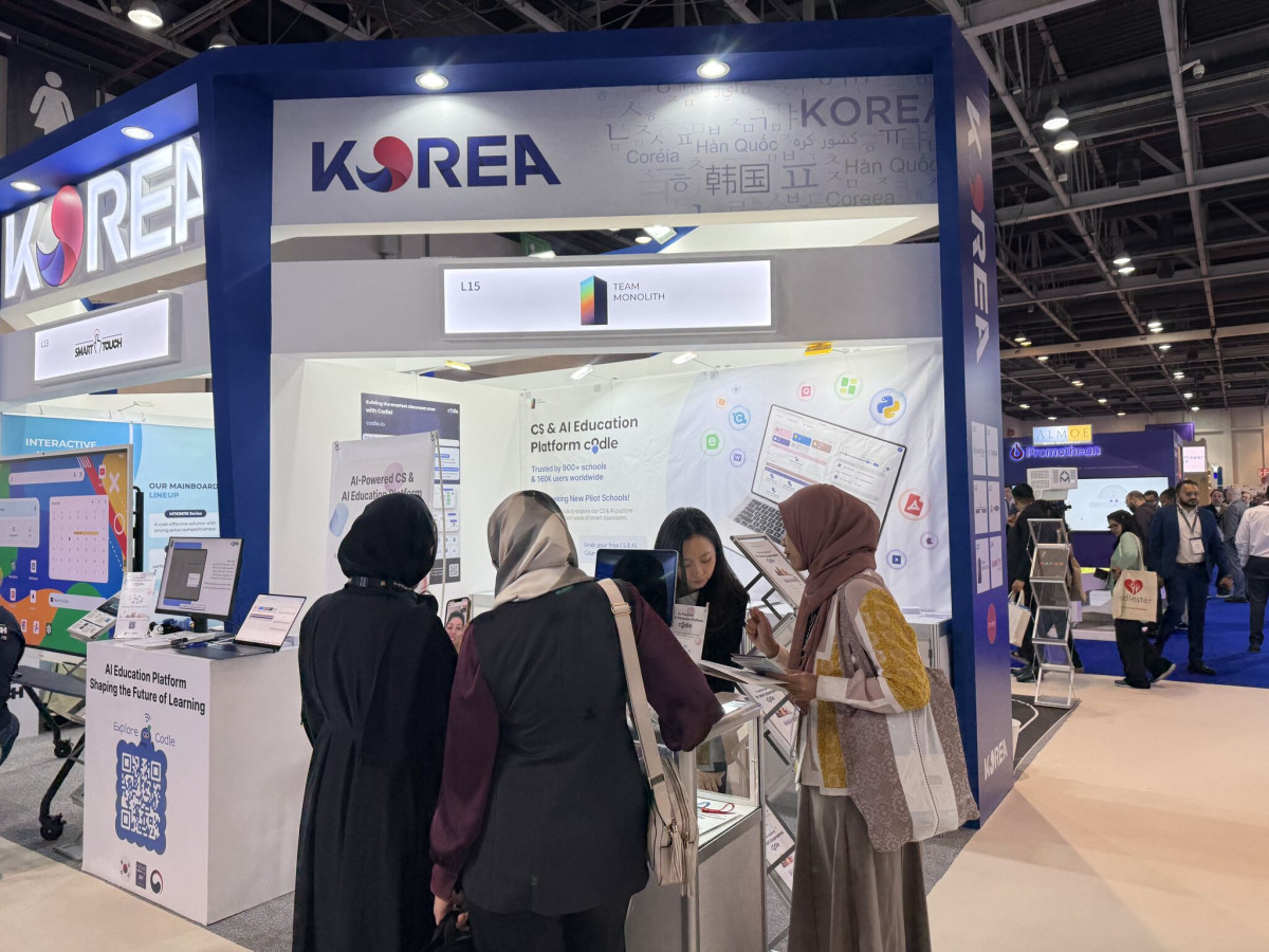 ▲11월 아랍에미리트(UAE) 두바이에서 진행된 ‘GESS Dubai 2025’에 마련된 팀모노리스의 부스에 현지 관람객들이 제품을 체험해보고 있다. (사진제공=팀모노리스)