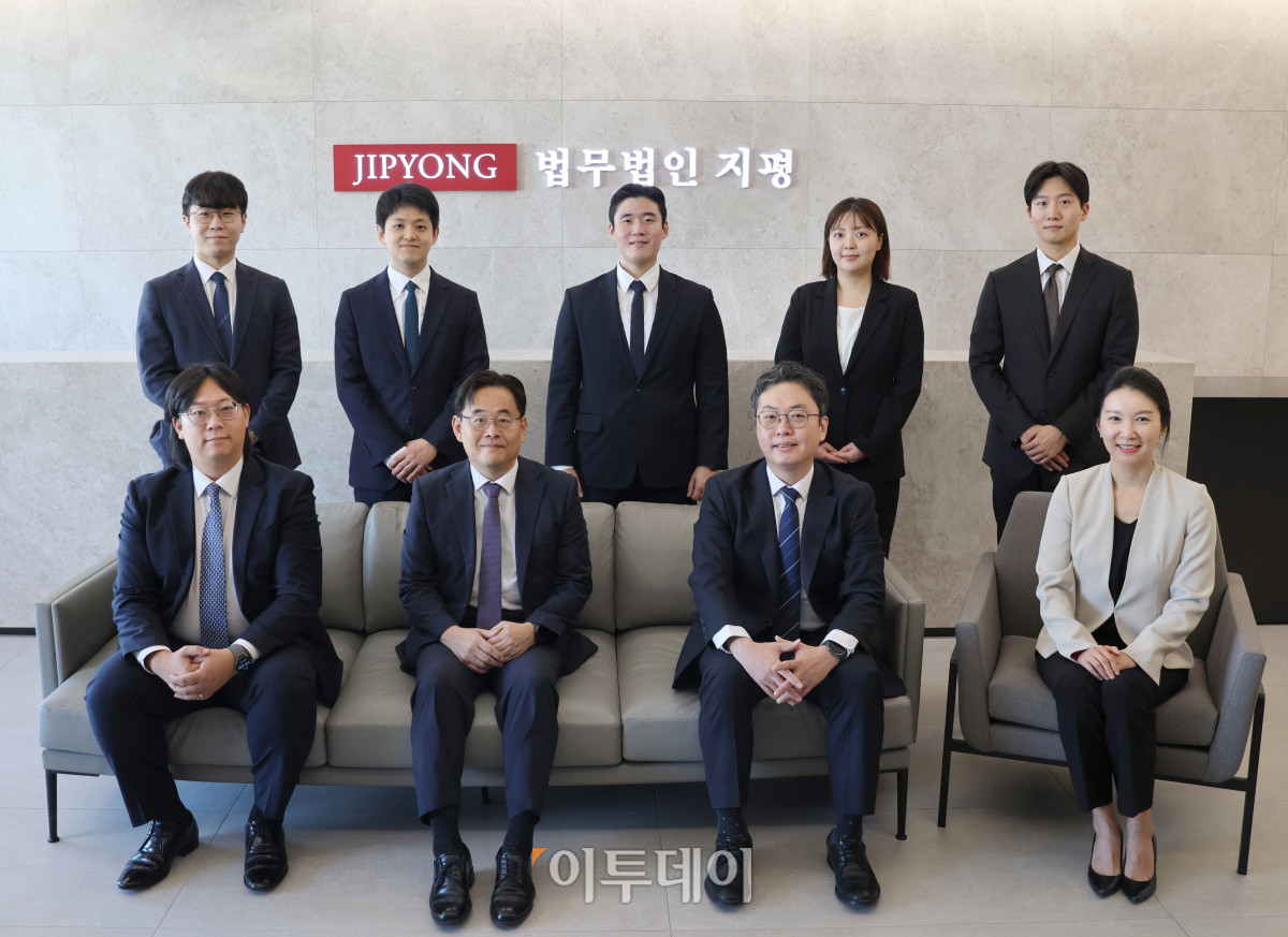 ▲ 법무법인(유) 지평 ‘디지털포렌식센터’ 구성원. 앞줄 왼쪽부터 반시계 방향으로 전시은‧박승대 변호사(센터장), 이동영 전문위원, 한은지(부센터장)‧주재헌‧이유림‧조영록‧안재민‧고강현 변호사. (사진 제공 = 법무법인(유) 지평)