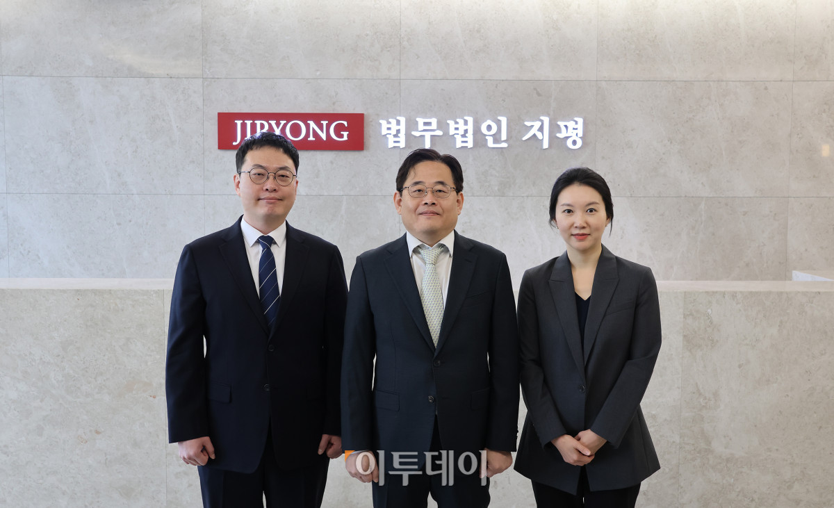 ▲ 법무법인(유) 지평 ‘디지털포렌식센터’ 이동영(왼쪽부터) 전문위원과 박승대(센터장)‧한은지(부센터장) 변호사가 24일 서울 중구 세종대로 그랜드센트럴 사무실에서 이투데이와 인터뷰에 앞서 자세를 취하고 있다. (사진 제공 = 법무법인(유) 지평)