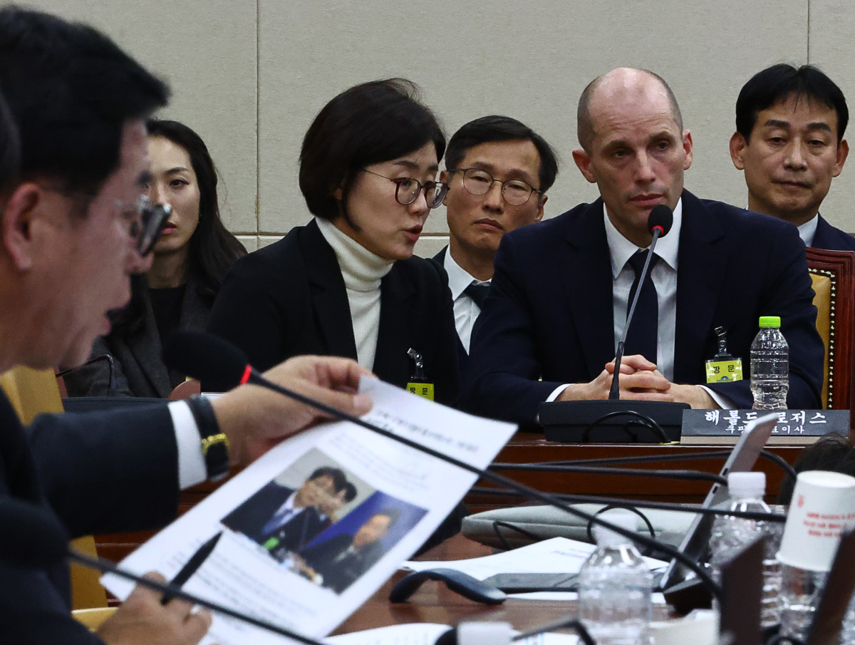 ▲해롤드 로저스 쿠팡 임시 대표가 17일 오전 서울 여의도 국회 과학기술정보방송통신위원회 전체회의에서 열린 쿠팡 침해사고 관련 청문회에 이상휘 국민의힘 의원의 김병기 더불어민주당 원내대표 관련 질의를 듣고 있다. (뉴시스)