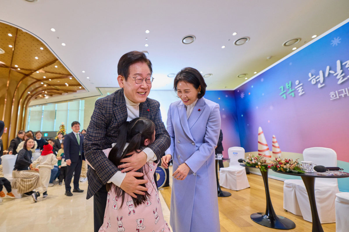 ▲대통령실은 이재명 대통령과 김혜경 여사가 24일 서울 서대문구 신촌세브란스 연세암병원 중입자치료센터에서 열린 희귀질환 환우·가족 간담회 참석자들과 인사하는 모습을 SNS에 공개했다. 2025.12.24. (이재명 대통령 SNS)