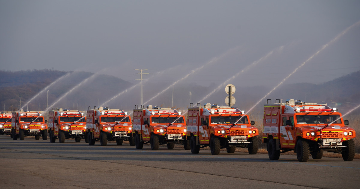 ▲24일 국산 군용차를 기반으로 제작한 다목적산불진화차량 64대 출고 기념식에서 산불진화차량이 시연 운행을 하고 있다 (사진제공=산림청)
