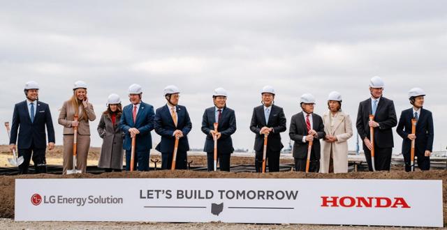 ▲2023년 2월 28일 미국 오하이오주 파이에트 카운티 제퍼슨빌 인근에서 열린 LG에너지솔루션·혼다 미국 배터리 합작공장 기공식에서 두 회사 관계자 및 오하이오 주정부 인사들이 기념 촬영하고 있다.  (LG에너지솔루션)