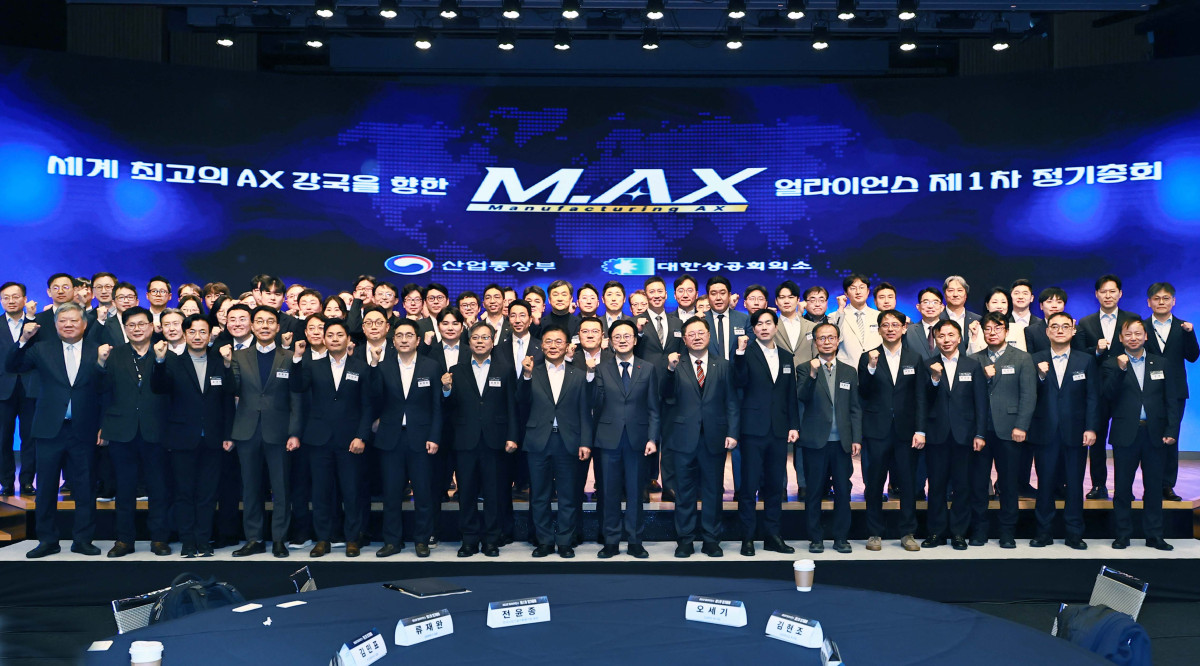 ▲24일 서울 중구 대한상공회의소 국제회의장에서 열린 'M.AX 얼라이언스 제1차 정기총회'에 참석한 김정관 산업통상부 장관과 박일준 대한상공회의소 부회장, 박상진 한국산업은행 회장을 비롯한 M.AX 얼라이언스 분과별 분과장 및 M.AX 참여기업 등 관계자들이 기념 사진 촬영을 하고 있다. (사진제공=산업통상부)