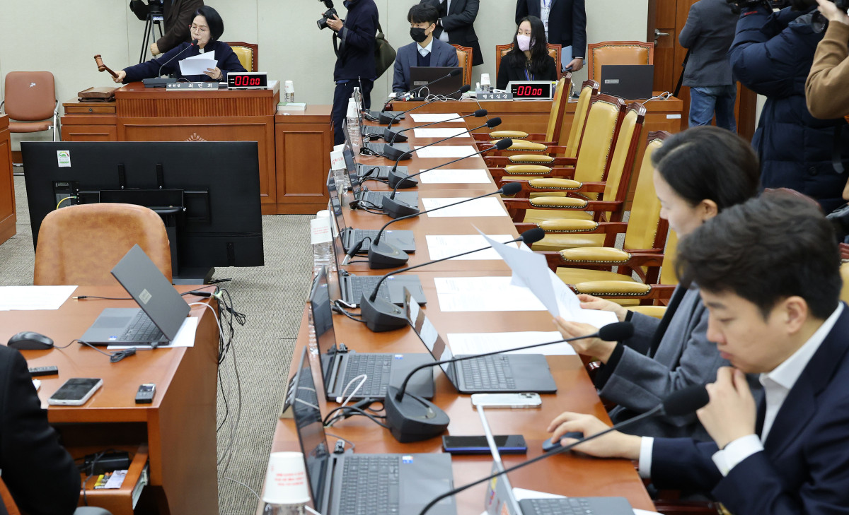 ▲23일 국회에서 열린 과학기술정보방송통신위원회 전체회의에서 국민의힘 의원들이 불참한 가운데 쿠팡 침해사고 및 개인정보 유출, 불공정 거래, 노동환경 실태 파악과 재발방지 대책 마련을 위한 청문회 실시계획서 채택의 건이 통과되고 있다. (연합뉴스)