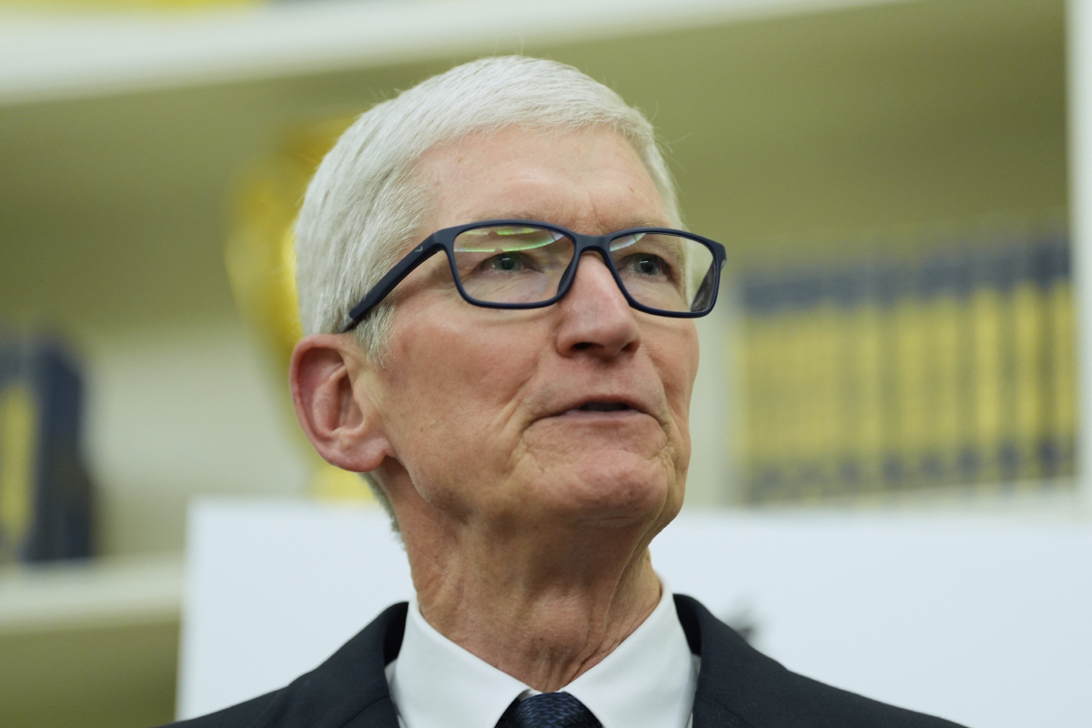 ▲팀 쿡 애플 최고경영자(CEO)가 8월 6일 백악관 집무실에서 연설하고 있다.  (워싱턴D.C./AP뉴시스)