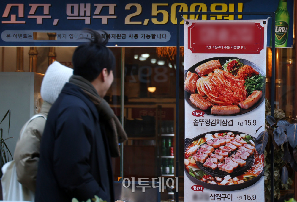 ▲서울 지역 외식 물가가 인건비와 원재료 가격, 환율 상승의 영향으로 오름세를 이어가고 있다. 사진은 이날 서울 시내의 음식점. 고이란 기자 photoeran@ (이투데이DB)