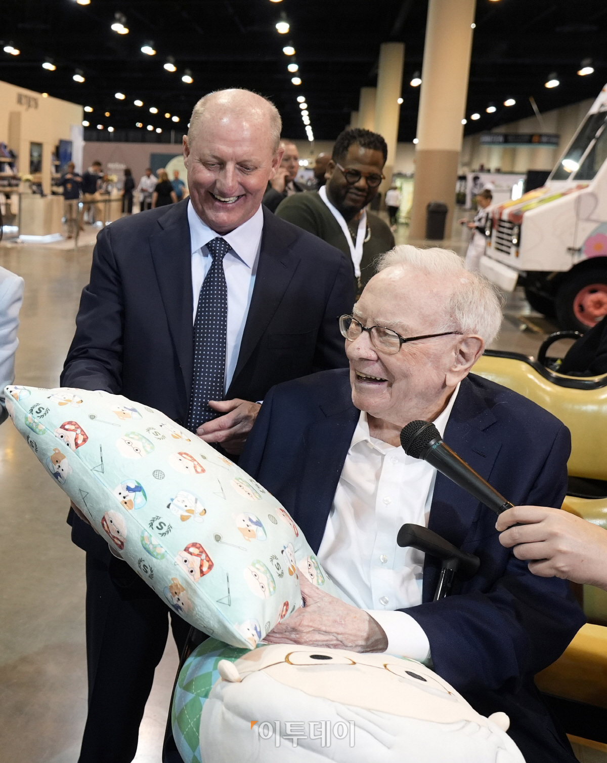 ▲버크셔해서웨이 회장 겸 최고경영자(CEO)인 워런 버핏(오른쪽)과 그레그 에이블 부회장이 5월 2일(현지시간) 미국 네브래스카주 오마하에서 열린 ‘2025 연례 주주 페스티벌’에서 함께 웃고 있다.  (오마하(미국)/AP뉴시스)