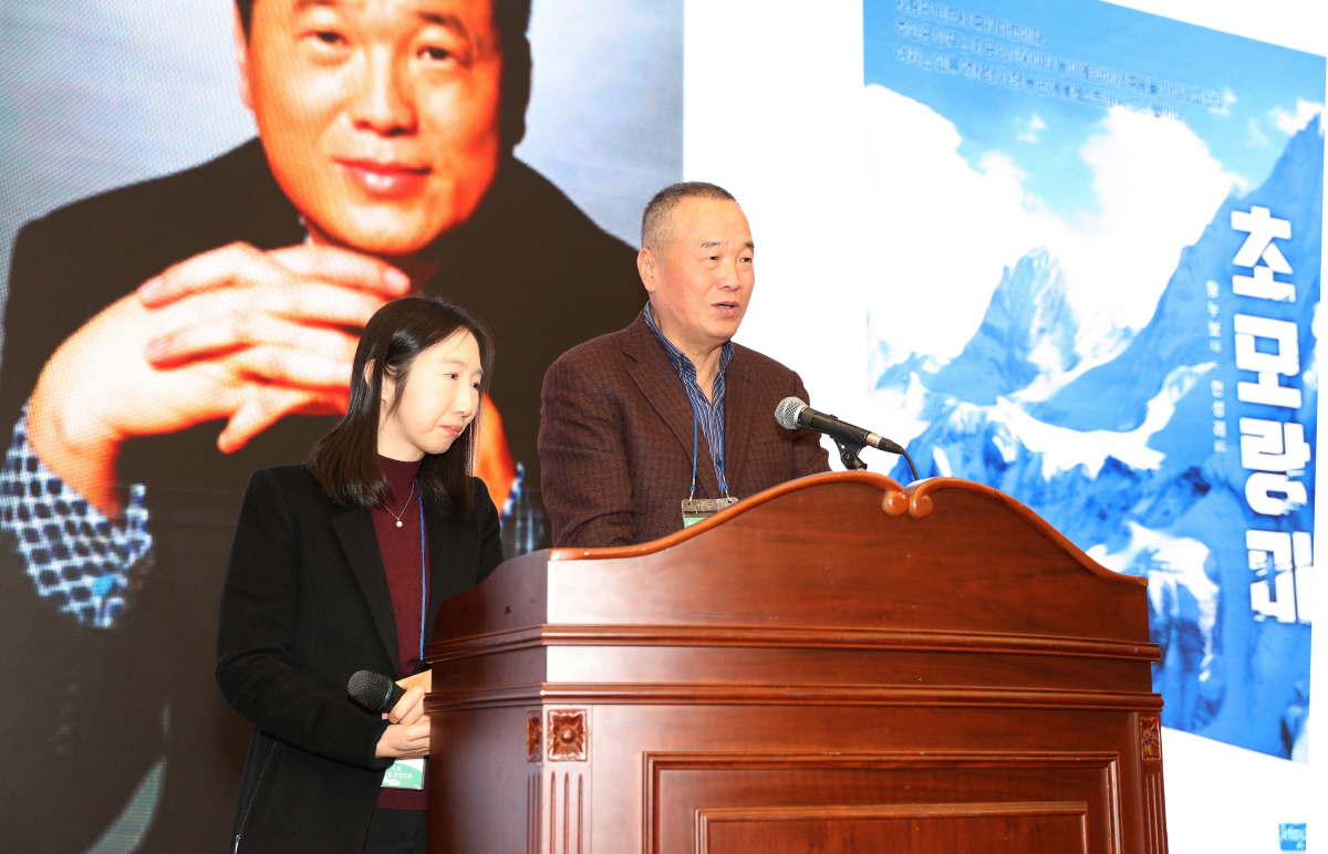 ▲중국 중쿤그룹 회장 겸 시인·소설가·등산가인 황누보(오른쪽)가 23일 세종대에서 컨벤션 홀에서 열린 심포지엄에서 강연하고 있다.  (사진제공 세종대 독도종합연구소)
