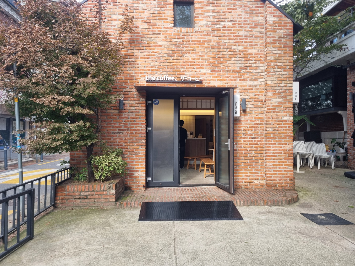 ▲무신사 지원으로 성수동 팝업매장 더커피에 설치된 경사로. 출처: 필자 제공