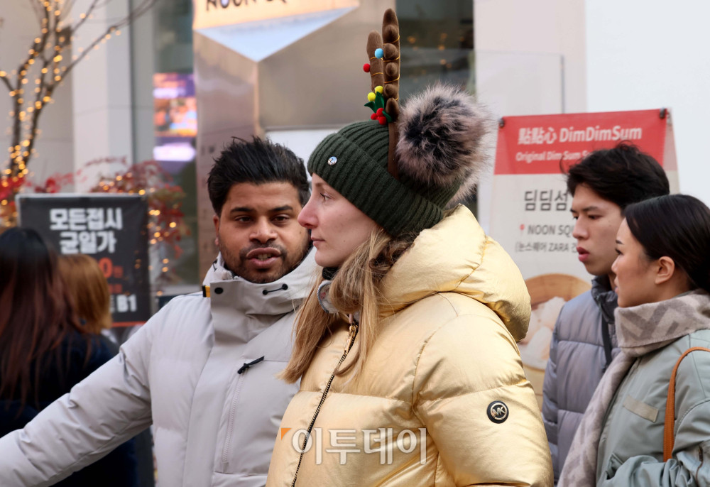 ▲크리스마스를 하루 앞둔 24일 서울 중구 명동 거리가 시민과 외국인 관광객들로 붐비고 있다. 신태현 기자 holjjak@ (이투데이DB)