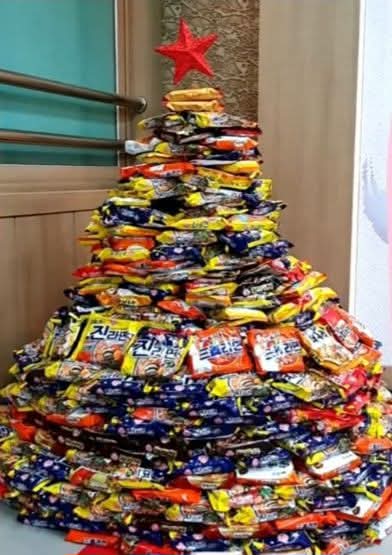 ▲라면 트리 사진  (사진제공=김희정의원 페이스북)