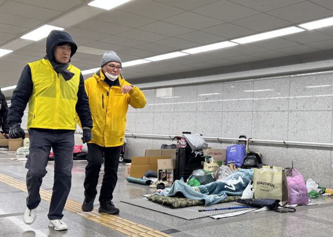 ▲오세훈 서울시장이 25일 서울역광장 인근 지하보도를 찾아, 한파 대비 거리노숙인 보호 현장을 점검하고 있다. (사진제공=서울시)