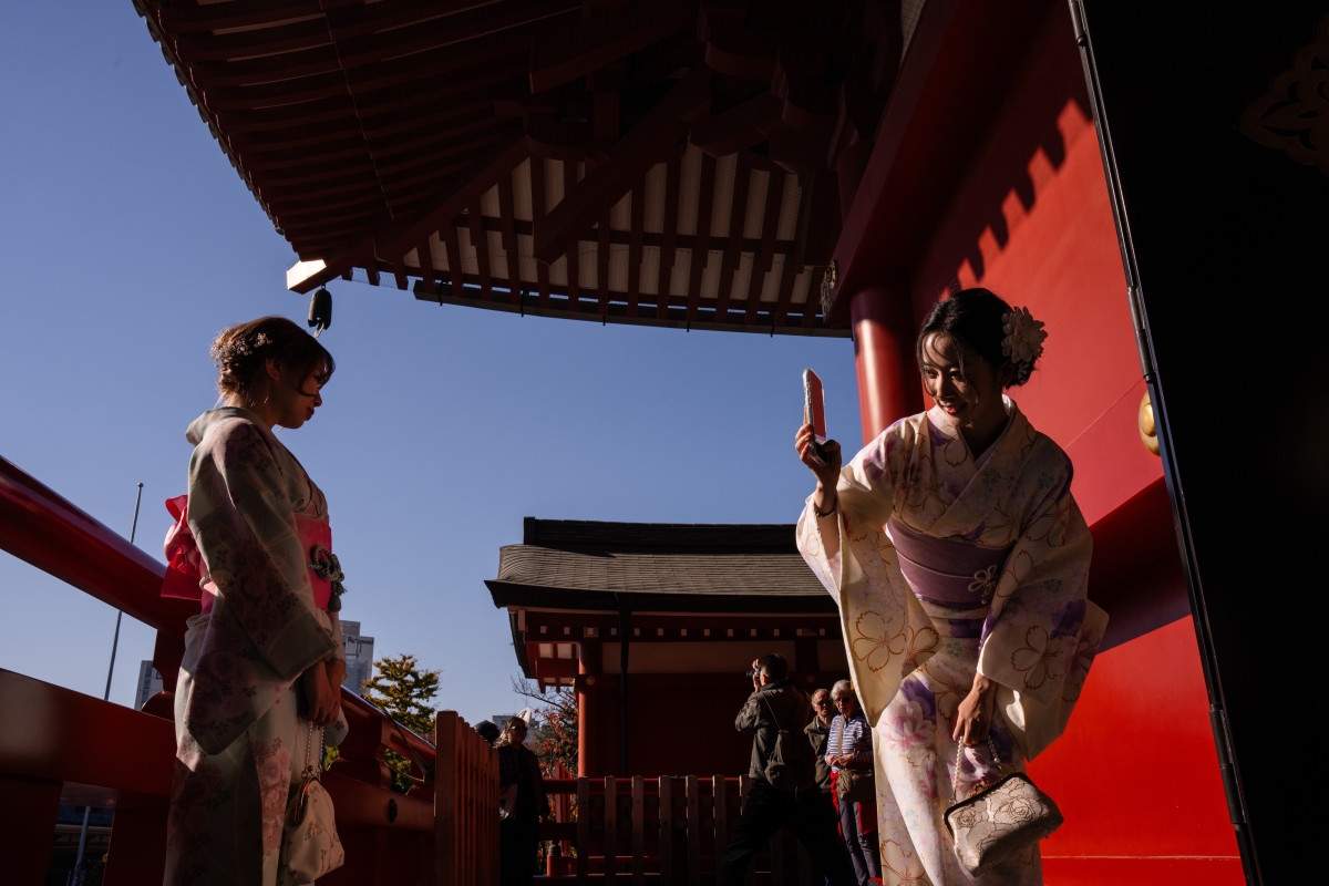 ▲중국 자국 대형 여행업체를 상대로 일본행 비자 축소를 지시한 것으로 전해져싿. 기모노를 입은 중국인 관광객들이 일본 도쿄 아사쿠사 지역 센소지를 방문, 기념사진을 찍고 있다.   (도쿄=AP/뉴시스)