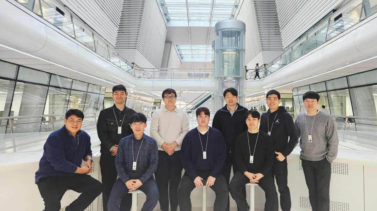 ▲한국앤컴퍼니 ‘2025 프로액티브 어워드’에서 수상한 임직원들이 기념 촬영을 하는 모습 (사진=한국앤컴퍼니)