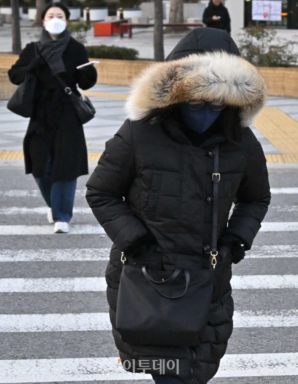 ▲서울 종로구 광화문역 일대에서 두꺼운 외투를 입은 시민들이 출근길 발걸음을 재촉하고 있다.  (이투데이DB)