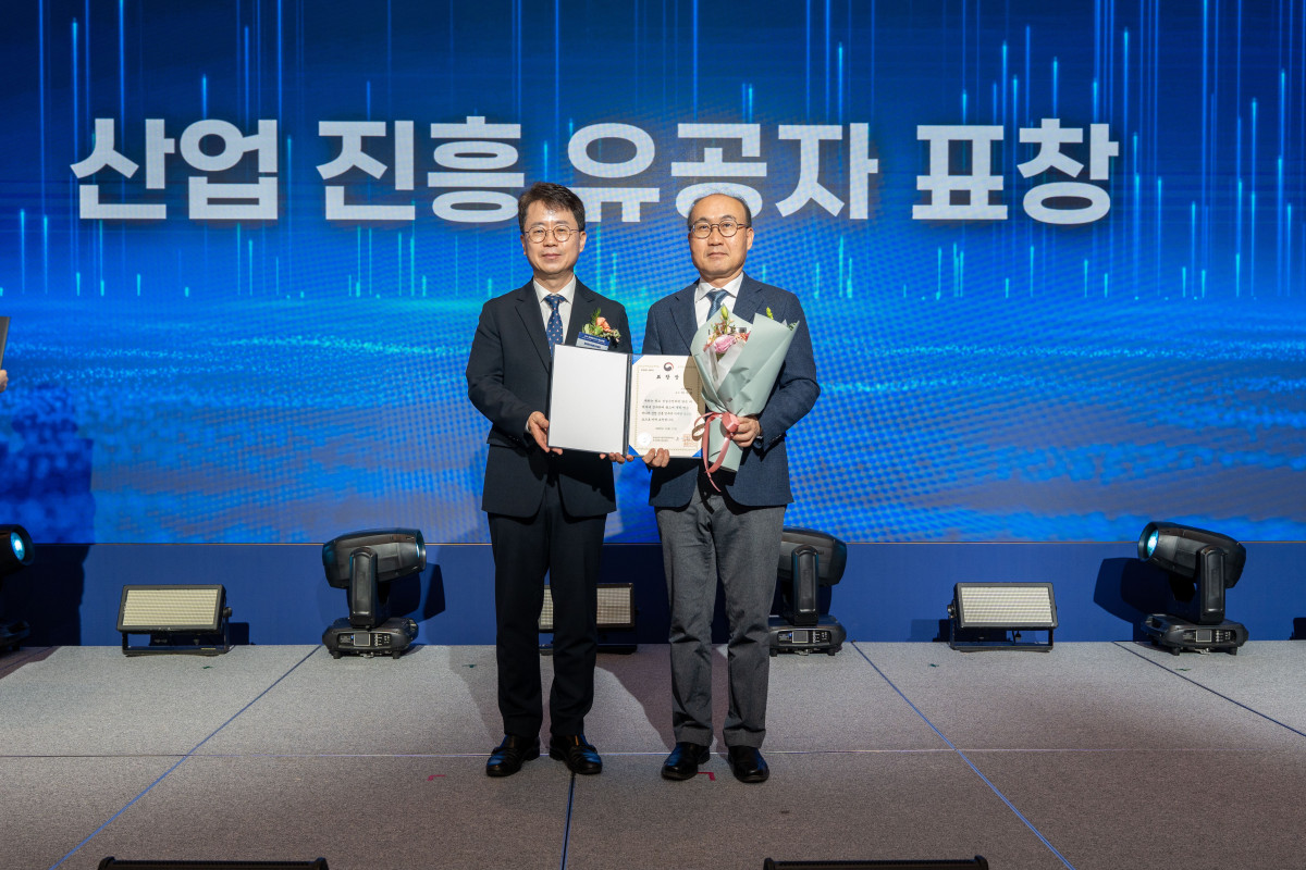 ▲인하대 하주용 미디어커뮤니케이션학과 교수가 방송미디어통신위원장 표창을 받고 기념사진을 촬영하고 있다.

 (사진=인하대)