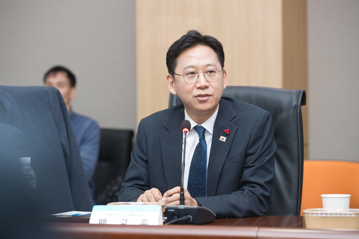 ▲배경훈 부총리 겸 과학기술정보통신부 장관이 22일 오후 세종특별자치시 국가과학기술연구회에서 열린 '출연연 기관장 간담회' 에서 과학기술xAI 성과 창출을 위한 출연연의 역할에 대해 논의하고 있다. (사진제공=과학기술정보통신부)
