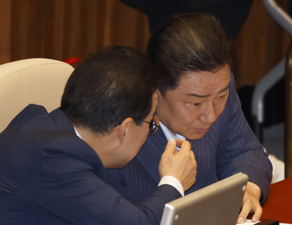 ▲김병기(오른쪽) 더불어민주당 대표가 서울 여의도 국회에서 열린 본회의에서 동료 의원들과 대화하고 있다. 고이란 기자 photoeran@ (이투데이DB)