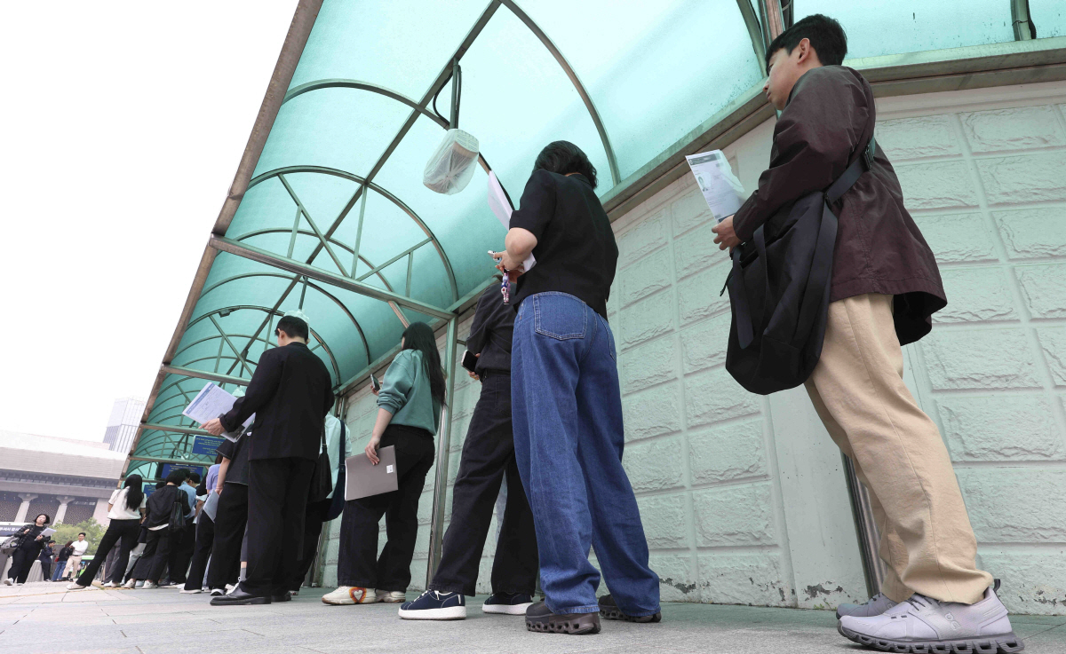 ▲5월 28일 서울 종로구 주한 미국대사관 앞에 시민들이 미국 비자심사를 받기 위해 줄 서 있다. 뉴시스