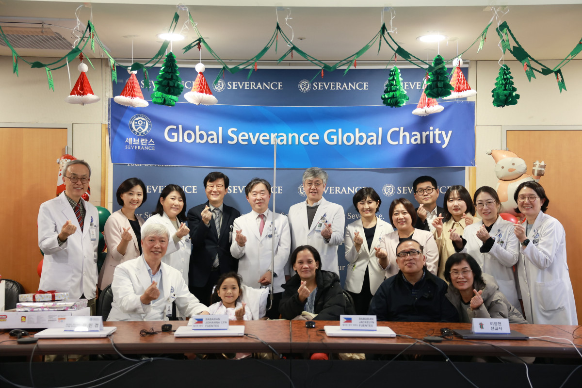 ▲(앞줄 왼쪽부터) 김동석 소아신경외과 교수와 조안나, 조안나의 어머니, 이정현 선교사 등이 모여 사진을 찍고 있다. (세브란스병원)