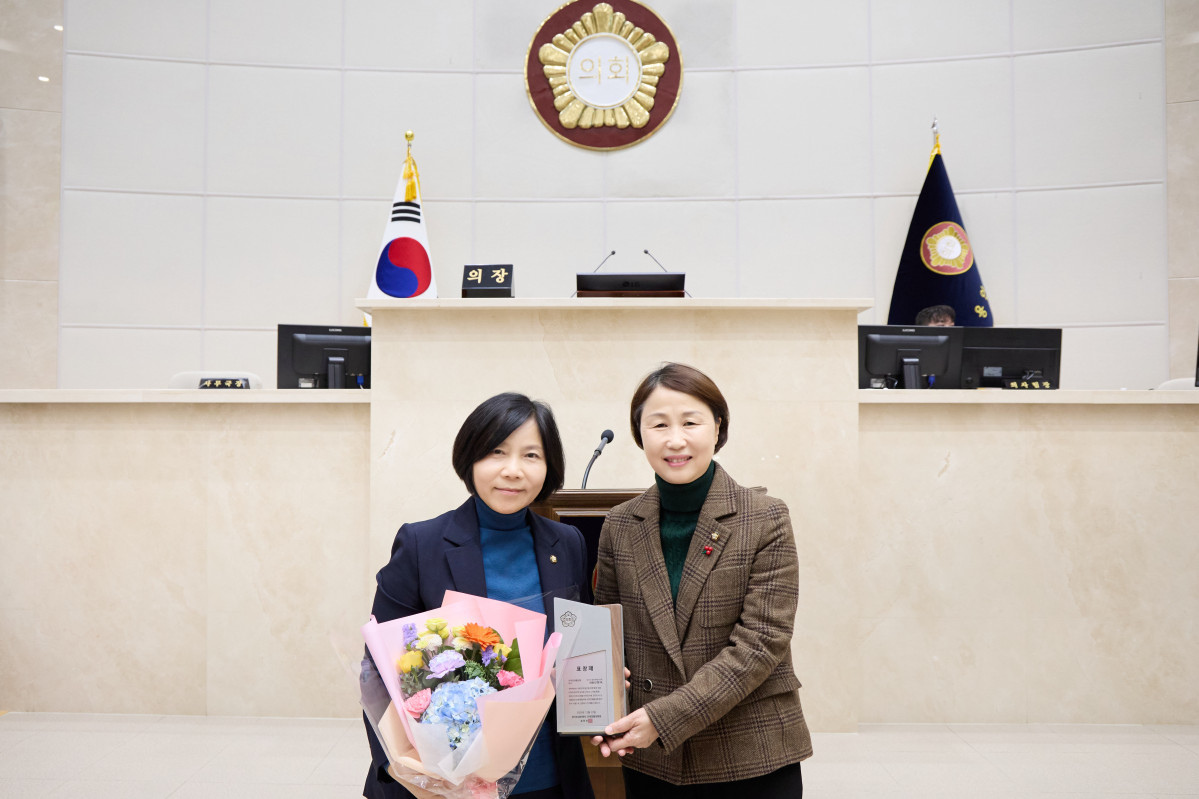 ▲경기도남부권 시·군의장협의회 지역경제활성화 분야 우수의원으로 선정된 신현녀 용인특례시의회 의원이 유진선 용인특례시의회 의장으로부터 표창패를 받은 뒤 기념촬영을 하고 있다. (용인특례시의회)