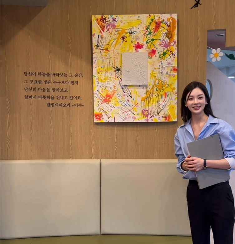 ▲회화 작품 〈달빛의 피오레〉와 작가 이수  (사진제공=무드인디고 아티스트 레이블)