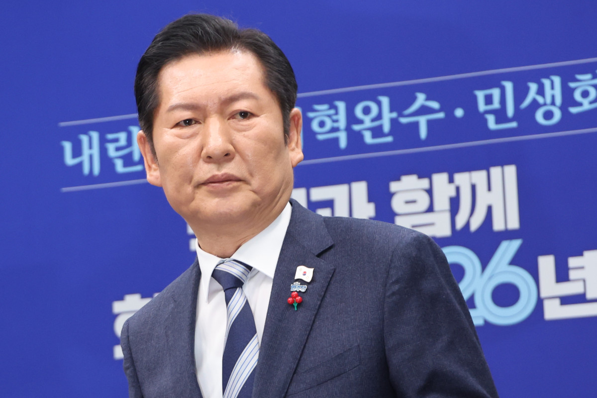 ▲정청래 더불어민주당 대표가 26일 서울 여의도 국회에서 열린 기자회견에서 '2차 종합특검법'의 추진 방향과 '통일교 특검법' 관련 쟁점 등에 대한 입장을 밝힌 뒤 질의·응답을 위해 이동하고 있다. (연합뉴스)