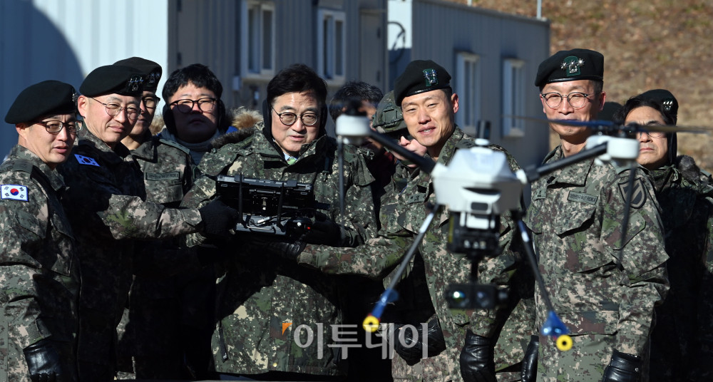 ▲우원식국회의장이 26일 오전 경기 양평군 옥천면 제11기동사단 108기계화보병대대를 방문, 부대에서 운용중인 드론의 조종체험을 하고 있다. 국회사진기자단