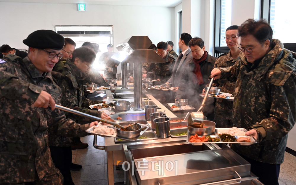 ▲우원식국회의장이 26일 오전 경기 양평군 옥천면 제11기동사단 108기계화보병대대를 방문, 장병과의 오찬을 위해 부대내 식당에서 식판에 음식을 담아들고 이동하고 있다. 국회사진기자단