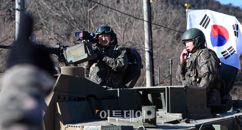 ▲우원식국회의장이 26일 오전 경기 양평군 옥천면 제11기동사단 108기계화보병대대를 방문, K2전차에 탑승 부대내를 이동하고 있다. 국회사진기자단