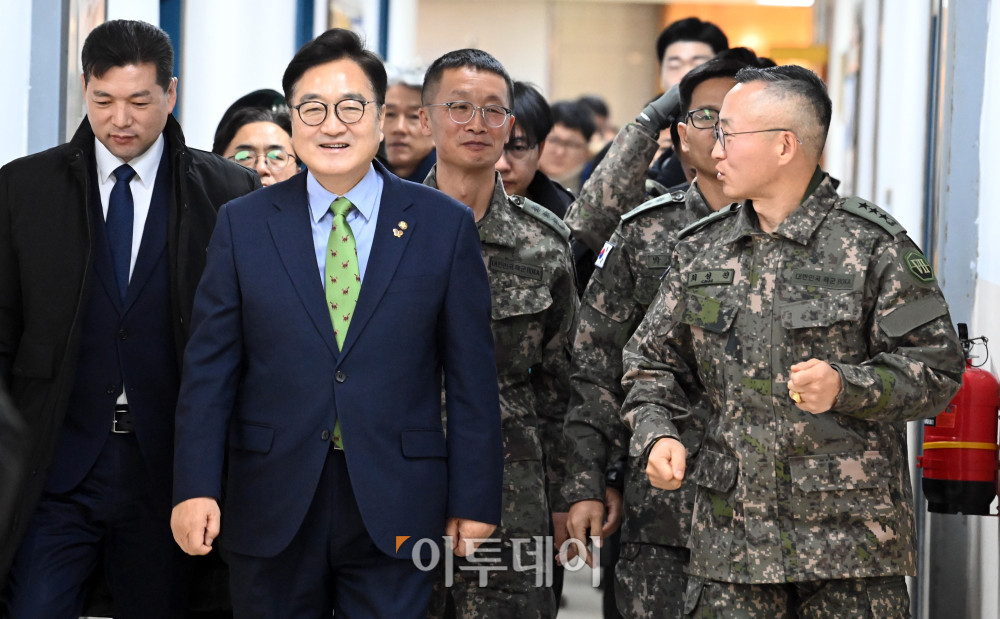 ▲우원식국회의장이 26일 오전 경기 양평군 옥천면 제11기동사단 108기계화보병대대를 방문, 부대내 시설을 둘러보고 있다. 국회사진기자단