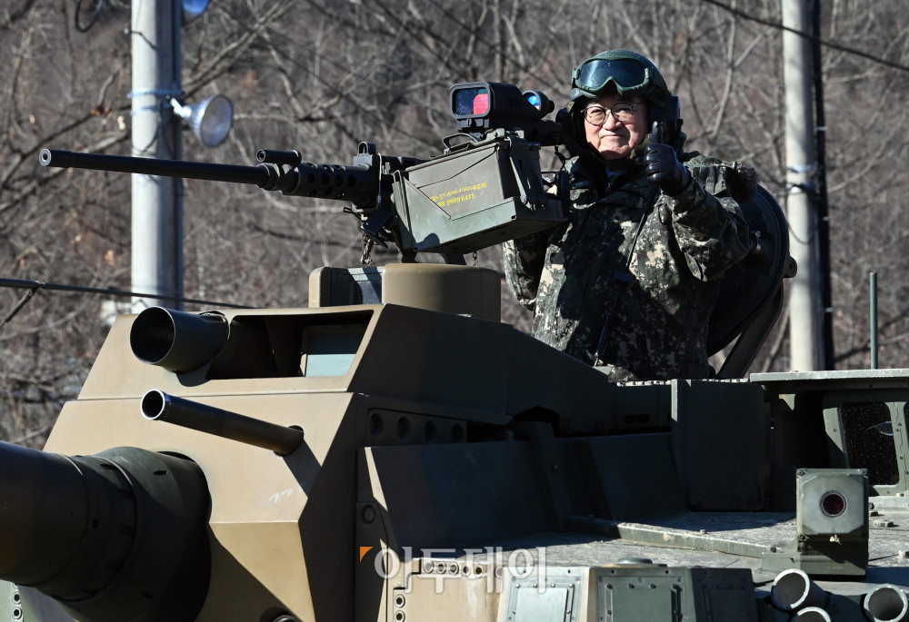 ▲우원식국회의장이 26일 오전 경기 양평군 옥천면 제11기동사단 108기계화보병대대를 방문, K2전차에 탑승 부대내를 이동하고 있다. 국회사진기자단