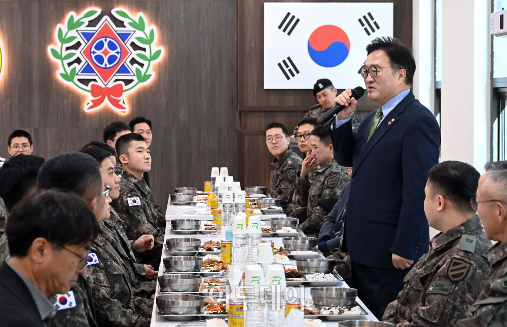 ▲우원식국회의장이 26일 오전 경기 양평군 옥천면 제11기동사단 108기계화보병대대를 방문, 장병과의 오찬에서 인삿말을 하고 있다. 국회사진기자단