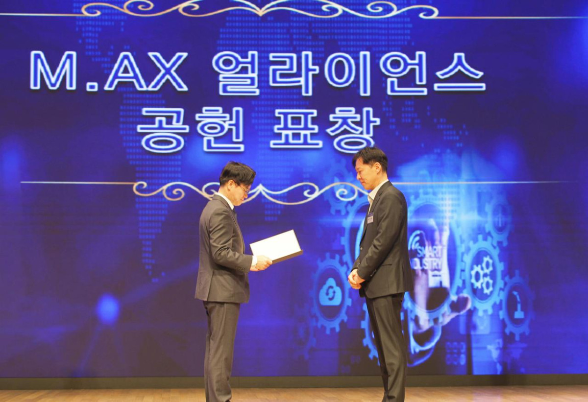 ▲24일 대한상공회의소에서 개최된 ‘M AX 얼라이언스 제1차 총회’ 시상식에서 변지웅 폴라리스AI 부사장(오른쪽)이 기념사진을 촬영하고 있다. (사진제공=폴라리스AI)